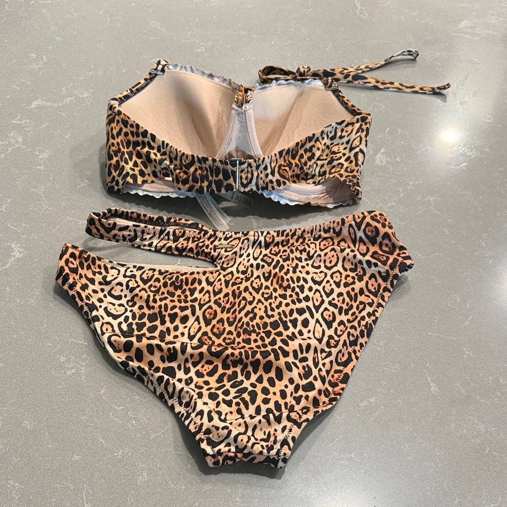 Victoria's Secret Leopard Print Bikini Set 38D and L bottoms - Picture 4 of 6